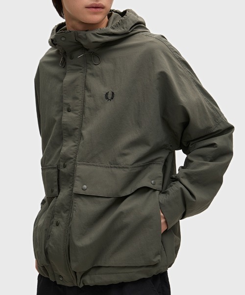 FRED PERRY（フレッドペリー）の「Cropped Ripstop Parka／クロップドリップストップパーカジャケット（マウンテンパーカー・メンズ・ダークブルー/ブラック/グリーン/ブラック系その他・M/L/S）」の15枚目の写真