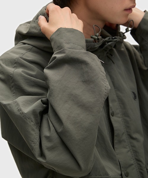 FRED PERRY（フレッドペリー）の「Cropped Ripstop Parka／クロップドリップストップパーカジャケット（マウンテンパーカー・メンズ・ダークブルー/ブラック/グリーン/ブラック系その他・M/L/S）」の16枚目の写真