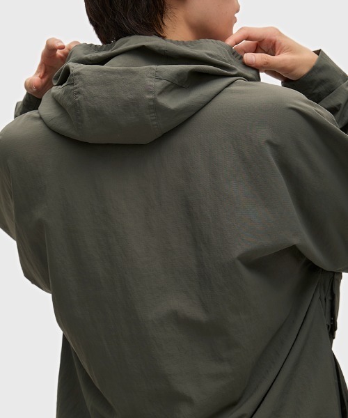FRED PERRY（フレッドペリー）の「Cropped Ripstop Parka／クロップドリップストップパーカジャケット（マウンテンパーカー・メンズ・ダークブルー/ブラック/グリーン/ブラック系その他・M/L/S）」の17枚目の写真