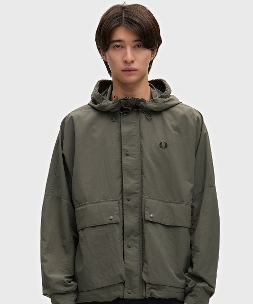 FRED PERRY（フレッドペリー）の「Cropped Ripstop Parka／クロップドリップストップパーカジャケット（マウンテンパーカー・メンズ・ダークブルー/ブラック/グリーン/ブラック系その他・M/L/S）」の18枚目の写真