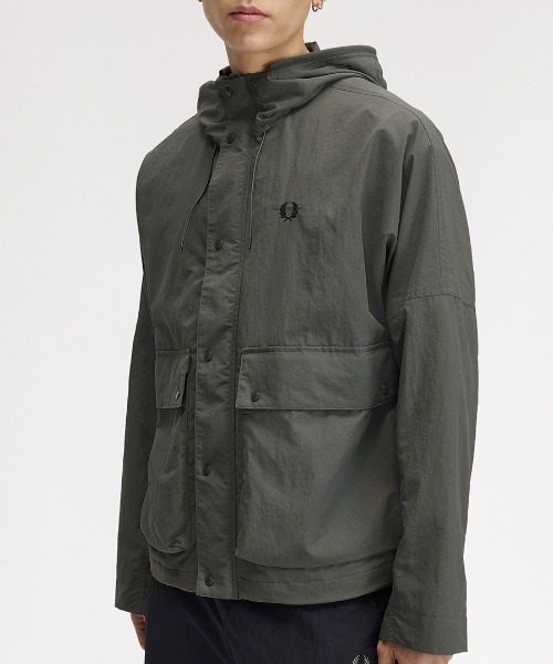 FRED PERRY（フレッドペリー）の「Cropped Ripstop Parka／クロップドリップストップパーカジャケット（マウンテンパーカー・メンズ・ダークブルー/ブラック/グリーン/ブラック系その他・M/L/S）」の20枚目の写真