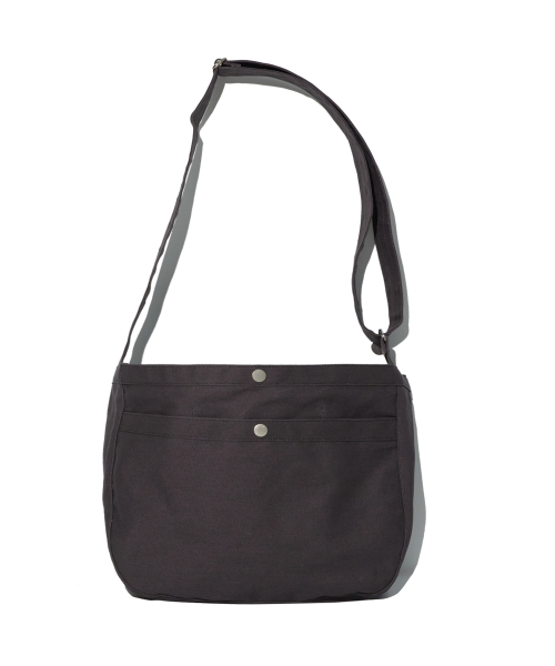 CRITIC(クリティック)の「YOU NEED SOME PEACE MAIL BAG CHARCOAL(メッセンジャーバッグ・レディース・その他・FREE)」の4枚目の写真