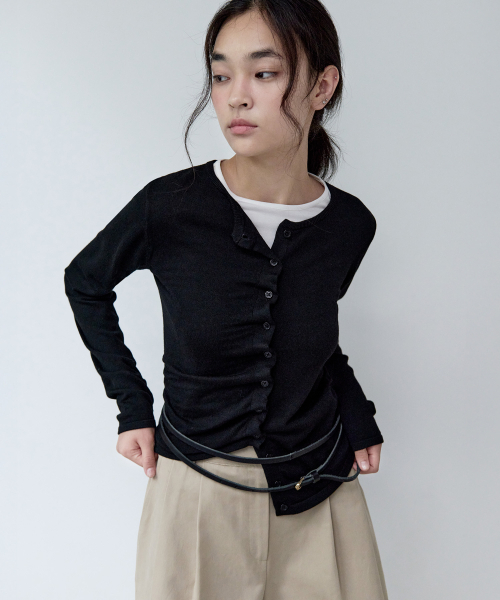 ROLAROLA（ロラロラ）の「SHIRRING BUTTON UNBALANCE CARDIGAN BLACK（カーディガン/ボレロ・レディース・ブラック・FREE）」の2枚目の写真
