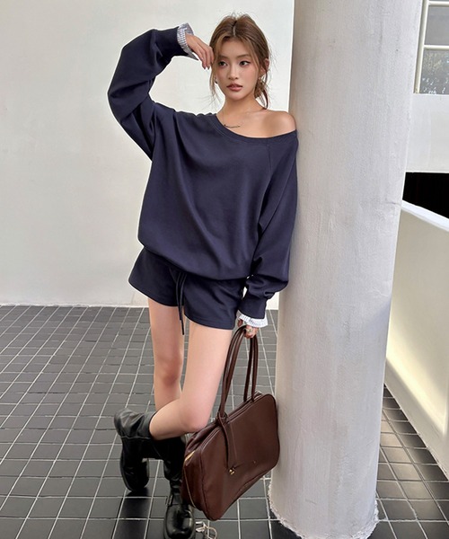 Songe(ソンジュ)の「2点セットアップオフショルダースウェットトレーナー&ショートパンツ(セットアップ・レディース・ネイビー/アイボリー・M/L)」の2枚目の写真
