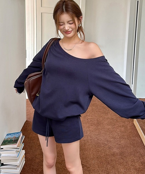 Songe(ソンジュ)の「2点セットアップオフショルダースウェットトレーナー&ショートパンツ(セットアップ・レディース・ネイビー/アイボリー・M/L)」の15枚目の写真