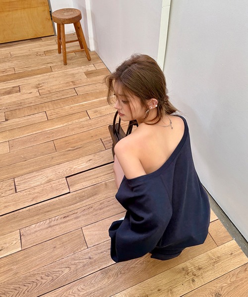 Songe(ソンジュ)の「2点セットアップオフショルダースウェットトレーナー&ショートパンツ(セットアップ・レディース・ネイビー/アイボリー・M/L)」の9枚目の写真