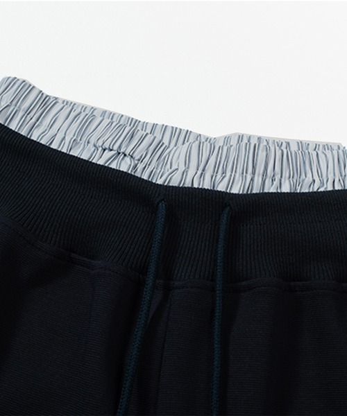 Songe(ソンジュ)の「2点セットアップオフショルダースウェットトレーナー&ショートパンツ(セットアップ・レディース・ネイビー/アイボリー・M/L)」の6枚目の写真