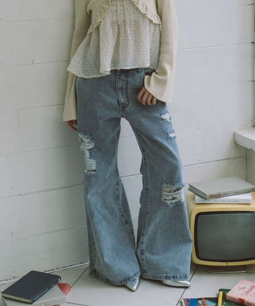 archives(アルシーヴ)の「ダメージレースフレアデニム(デニムパンツ・レディース・グレー/ブルー・SMALL/MEDIUM)」の1枚目の写真