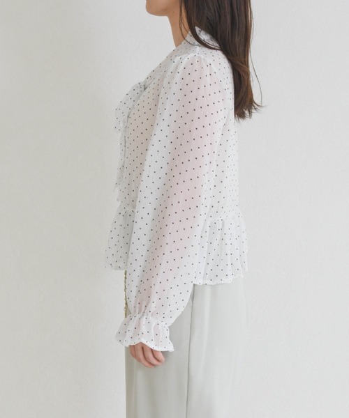 MISCH MASCH(ミッシュマッシュ)の「2026春夏新作 WEB限定 ドットシアーVネックブラウス(シャツ/ブラウス・レディース・ホワイト・フリ-)」の2枚目の写真