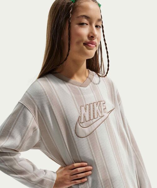 NIKE(ナイキ)の「ナイキ スポーツウェア コレクション ジュニア ロングスリーブ メッシュ ジャージー / Nike Sportswear Collection Big Kids' Long-Sleeve Mesh Jersey IF2304-104 Light Orewood Brown(ジャージ・キッズ・ブラウン系その他・160/150/140/130)」の2枚目の写真