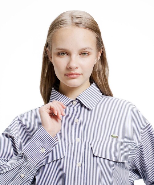 LACOSTE(ラコステ)の「ダブルポケット クロップド丈 ストライプシャツ(シャツ/ブラウス・レディース・セージグリーン/ネイビー・40/36/34/38)」の4枚目の写真