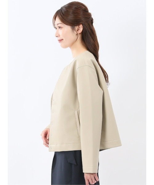 m.f.editorial(エムエフエディトリアル)の「【合成皮革】タカキュー レディース ノーカラー ブルゾン(ノーカラージャケット・レディース・ベージュ/ブラック・MEDIUM/LARGE)」の21枚目の写真