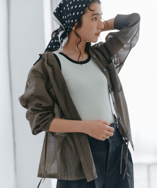 23区 L(ニジュウサンクオオキイサイズ)の「ナイロンコットンシアーボイル ドロストシャツ(シャツ/ブラウス・レディース・ネイビー系/ブラウン系/ベージュ系/サックスブルー系・46/44/48)」の2枚目の写真