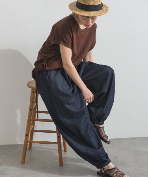OMNES(オムネス)の「バレルレッグ裾ゴムデニムパンツ(デニムパンツ・レディース・インディゴブルー/ブルー・FREE)」の2枚目の写真