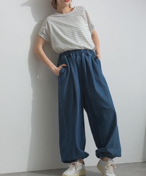 OMNES(オムネス)の「バレルレッグ裾ゴムデニムパンツ(デニムパンツ・レディース・インディゴブルー/ブルー・FREE)」の1枚目の写真