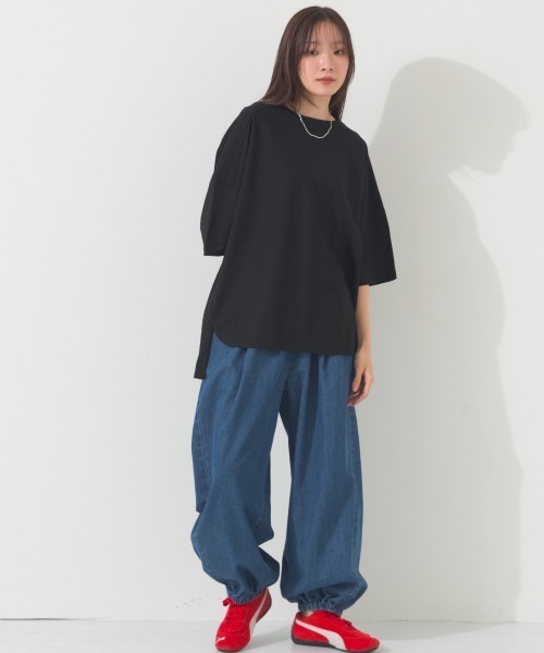 OMNES(オムネス)の「バレルレッグ裾ゴムデニムパンツ(デニムパンツ・レディース・インディゴブルー/ブルー・FREE)」の4枚目の写真