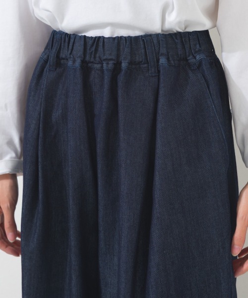 OMNES(オムネス)の「バレルレッグ裾ゴムデニムパンツ(デニムパンツ・レディース・インディゴブルー/ブルー・FREE)」の8枚目の写真