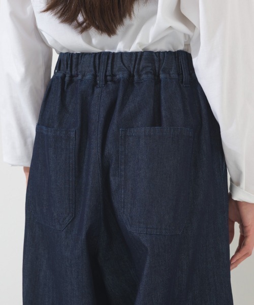 OMNES(オムネス)の「バレルレッグ裾ゴムデニムパンツ(デニムパンツ・レディース・インディゴブルー/ブルー・FREE)」の9枚目の写真