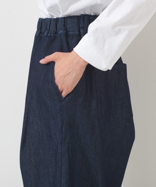 OMNES(オムネス)の「バレルレッグ裾ゴムデニムパンツ(デニムパンツ・レディース・インディゴブルー/ブルー・FREE)」の10枚目の写真