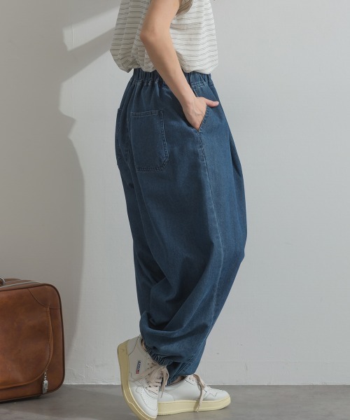 OMNES(オムネス)の「バレルレッグ裾ゴムデニムパンツ(デニムパンツ・レディース・インディゴブルー/ブルー・FREE)」の13枚目の写真