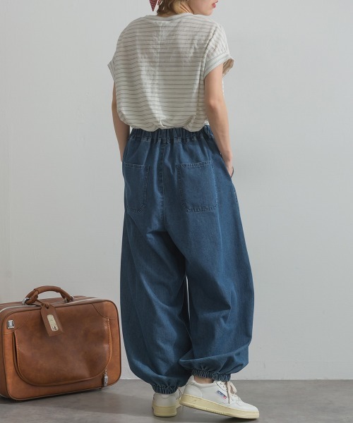 OMNES(オムネス)の「バレルレッグ裾ゴムデニムパンツ(デニムパンツ・レディース・インディゴブルー/ブルー・FREE)」の14枚目の写真