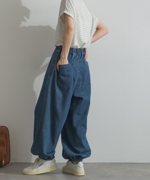 OMNES(オムネス)の「バレルレッグ裾ゴムデニムパンツ(デニムパンツ・レディース・インディゴブルー/ブルー・FREE)」の15枚目の写真