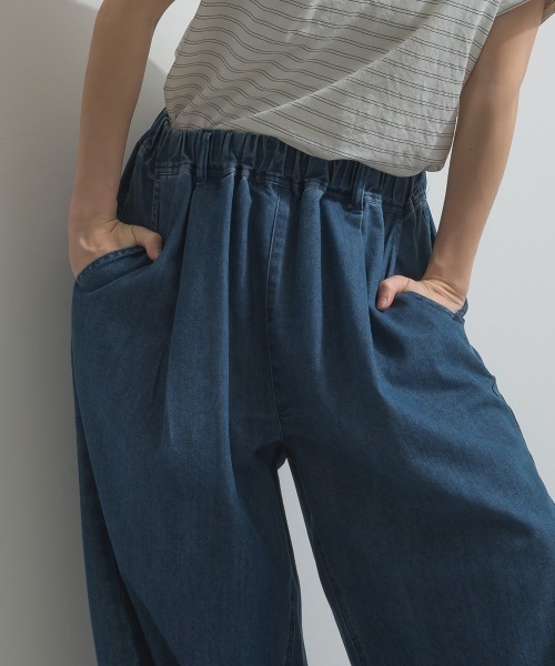 OMNES(オムネス)の「バレルレッグ裾ゴムデニムパンツ(デニムパンツ・レディース・インディゴブルー/ブルー・FREE)」の16枚目の写真