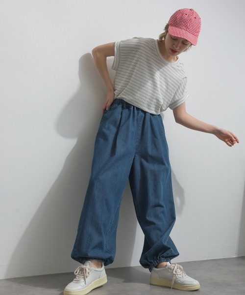 OMNES(オムネス)の「バレルレッグ裾ゴムデニムパンツ(デニムパンツ・レディース・インディゴブルー/ブルー・FREE)」の17枚目の写真