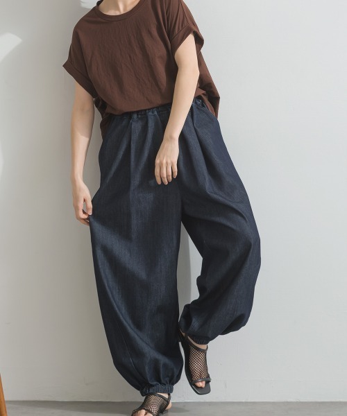 OMNES(オムネス)の「バレルレッグ裾ゴムデニムパンツ(デニムパンツ・レディース・インディゴブルー/ブルー・FREE)」の18枚目の写真