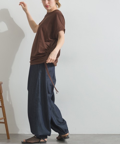 OMNES(オムネス)の「バレルレッグ裾ゴムデニムパンツ(デニムパンツ・レディース・インディゴブルー/ブルー・FREE)」の19枚目の写真