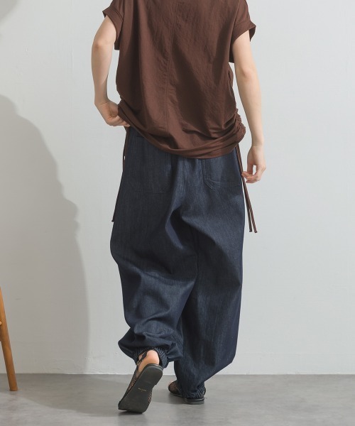 OMNES(オムネス)の「バレルレッグ裾ゴムデニムパンツ(デニムパンツ・レディース・インディゴブルー/ブルー・FREE)」の20枚目の写真
