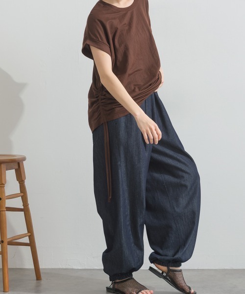 OMNES(オムネス)の「バレルレッグ裾ゴムデニムパンツ(デニムパンツ・レディース・インディゴブルー/ブルー・FREE)」の21枚目の写真
