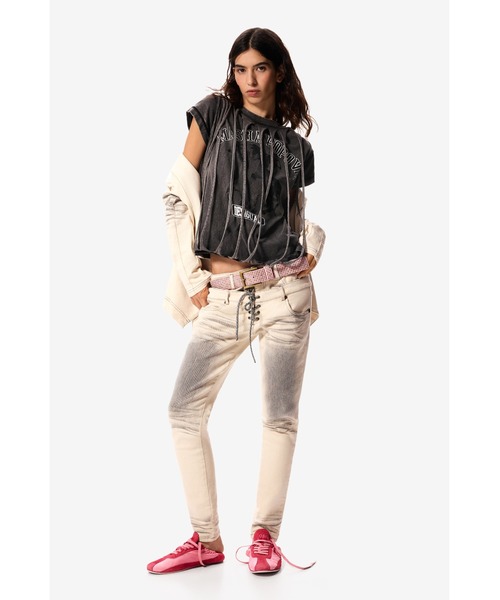 Desigual（デシグアル）の「【Desigual×MASHA POPOVA】ピンク×ゴールドオールオーバースタッズ本革スクエアバックルベルト（ベルト・レディース・レッド・S/M/L）」の2枚目の写真