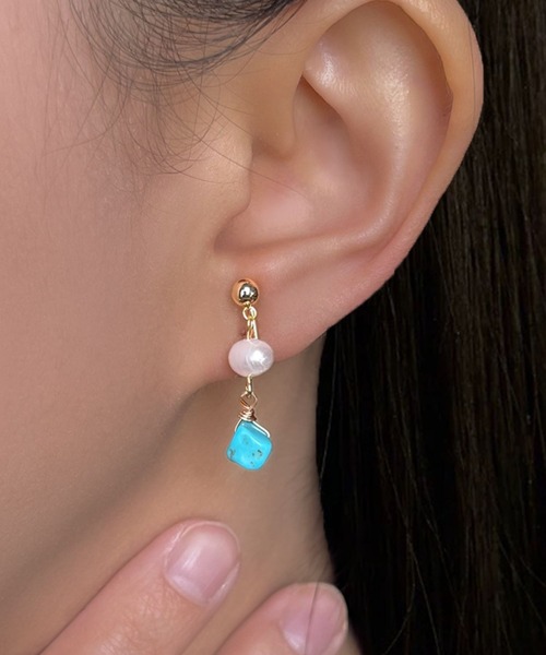 yu-ka(ユーカ)の「YU-KA:パールドロップイヤリング pearl drop earrings(イヤリング・メンズ・ゴールド・FREE)」の2枚目の写真