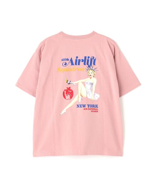 AVIREX(アヴィレックス)の「《WEB&DEPOT限定》PINUP S/S T-SHIRT '26 / ピンナップ ショートスリーブ Tシャツ / AVIREX / アヴィレックス(Tシャツ/カットソー・メンズ・ブラック/オリーブ系/ホワイト/ピンク・M/L/XL/2XL)」の1枚目の写真