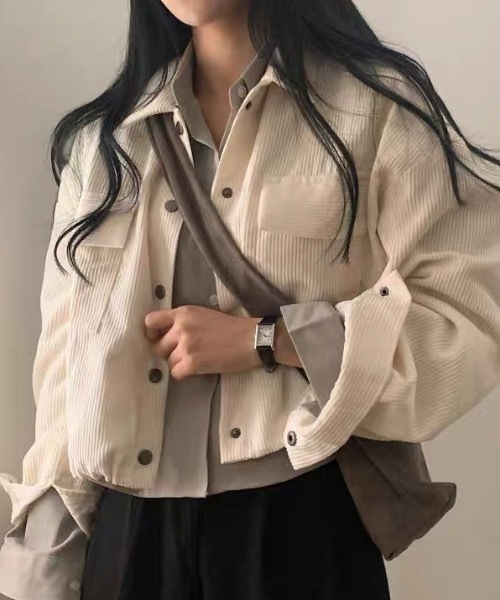 Alvia(アルビア)の「ショート丈シャツ(シャツ/ブラウス・レディース・ブラック/アイボリー/ブラウン/グレー・M)」の2枚目の写真