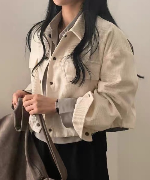 Alvia(アルビア)の「ショート丈シャツ(シャツ/ブラウス・レディース・ブラック/アイボリー/ブラウン/グレー・M)」の6枚目の写真