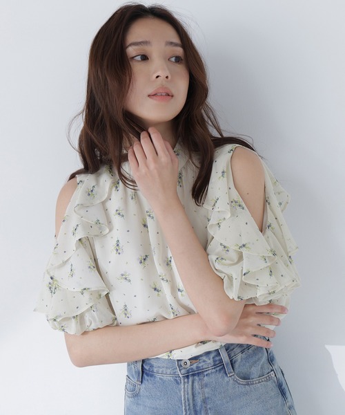 NATURAL BEAUTY BASIC（ナチュラルビューティーベーシック）の「ショルダースリットフリルブラウス（シャツ/ブラウス・レディース・ピンク/ブラウン/イエロー系その他・ﾌﾘ-）」の2枚目の写真