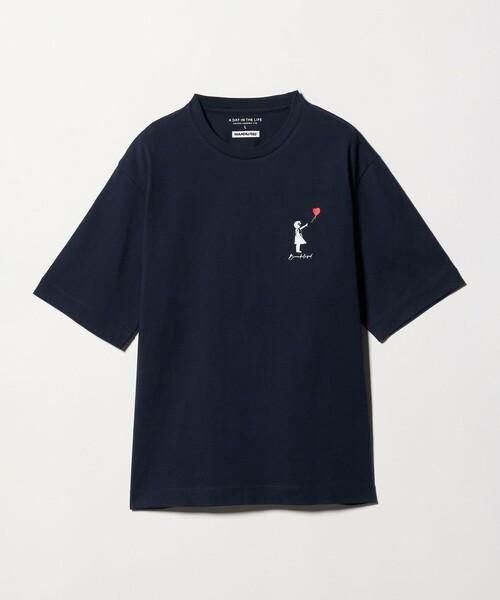 A DAY IN THE LIFE UNITED ARROWS(アデイインザライフユナイテッドアローズ)の「<BRANDALISED × A DAY IN THE LIFE >バンクシー アートTシャツ GIRL(Tシャツ/カットソー・メンズ・ネイビー/ホワイト・L/M)」の1枚目の写真