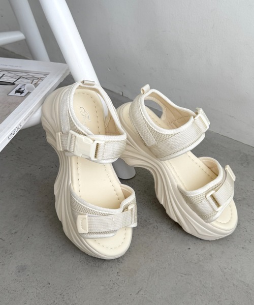 CLEA(クレア)の「厚底スポーツサンダル(サンダル・レディース・ブラック/アイボリー・23.5cm/24.5cm)」の2枚目の写真
