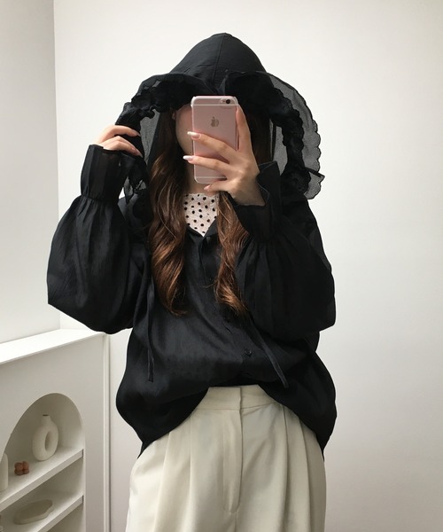 atONE(アットワン)の「オーガン刺繍フリルフードシャツ 長袖(シャツ/ブラウス・レディース・ブラック/オフホワイト・F)」の2枚目の写真