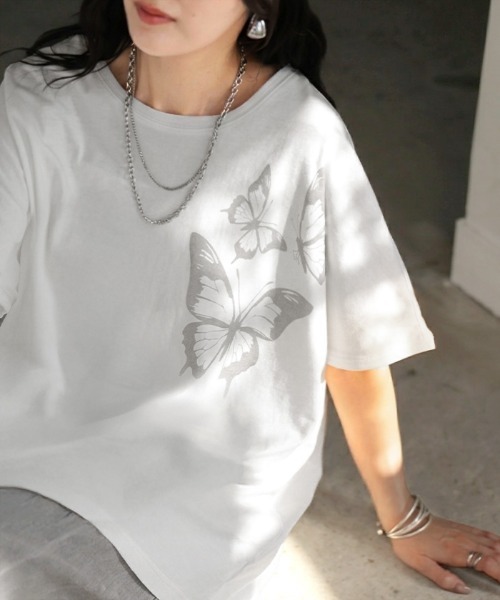 HUG.U(ハグユー)の「バタフライプリント綿Tシャツ(Tシャツ/カットソー・レディース・ホワイト/アッシュグレー/ブラック/レッド・FREE)」の2枚目の写真