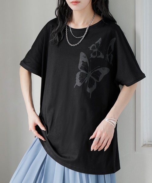 HUG.U(ハグユー)の「バタフライプリント綿Tシャツ(Tシャツ/カットソー・レディース・ホワイト/アッシュグレー/ブラック/レッド・FREE)」の1枚目の写真