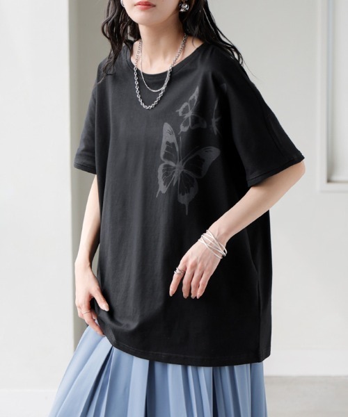 HUG.U(ハグユー)の「バタフライプリント綿Tシャツ(Tシャツ/カットソー・レディース・ホワイト/アッシュグレー/ブラック/レッド・FREE)」の15枚目の写真