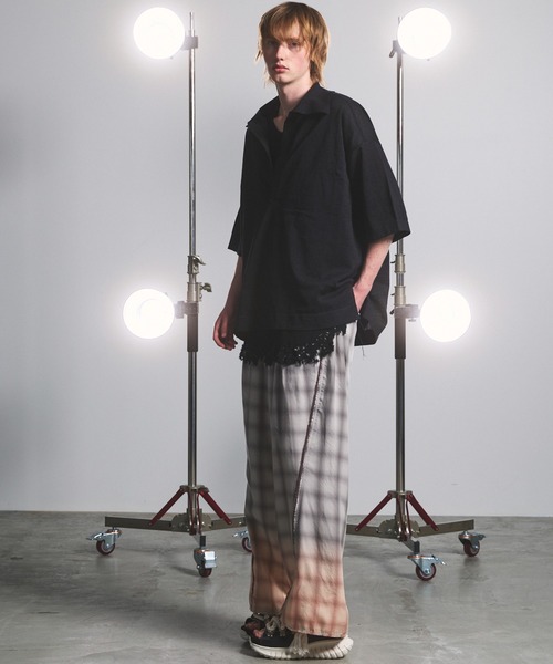 MAISON SPECIAL(メゾンスペシャル)の「《UNISEX》Ramie-SOLOTEX Prime-Over Deep Front Skipper Knit T-shirt/ラミーソロテックスプライムオーバーディープフロントスキッパーニットTシャツ【MAISON SPECIAL/メゾンスペシャル】(Tシャツ/カットソー・メンズ・サックスブルー/レッド/ブラック・0/1/2)」の4枚目の写真