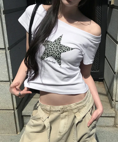 VIVID LADY(ビビッドレディー)の「レオパードスタープリント ワンショルダー半袖Tシャツ(Tシャツ/カットソー・レディース・ホワイト/ブラック・FREE)」の3枚目の写真