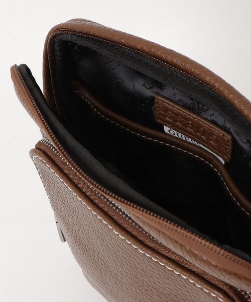Guess(ゲス)の「BOSTON Flat Crossbody ショルダーバッグ(ショルダーバッグ・メンズ・ブラウン/ブラック・ONE SIZE)」の17枚目の写真