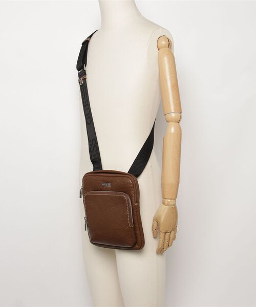 Guess(ゲス)の「BOSTON Flat Crossbody ショルダーバッグ(ショルダーバッグ・メンズ・ブラウン/ブラック・ONE SIZE)」の18枚目の写真