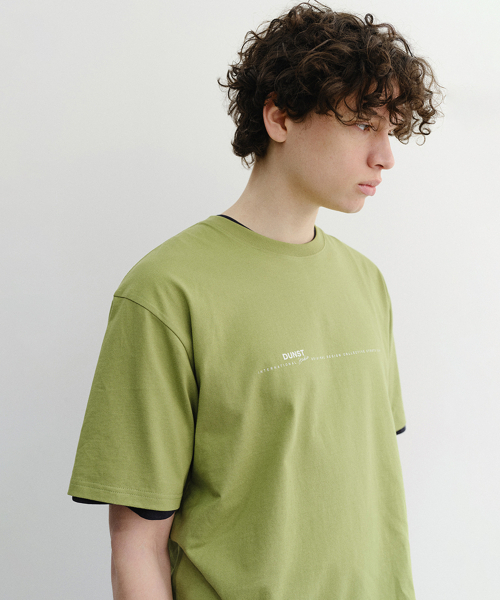 DUNST FOR MEN(ダンストフォーメン)の「MINIMAL LETTERING T-SHIRT_UNISEX_UDTS6B147_OLIVE GREEN(Tシャツ/カットソー・メンズ・オリーブ・X-SMALL/SMALL/MEDIUM/LARGE/X-LARGE/XX-LARGE)」の1枚目の写真