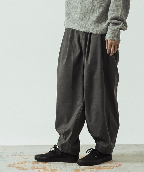 SLICK(スリック)の「【SLICK/スリック】T/R Stretch Gabardine Wide Two Tuck Balloon Pants/T/R ストレッチギャバジン ワイド2タックバルーンパンツ/(スラックス・メンズ・チャコールグレー/ブラウン/ブラック・2/3/1)」の1枚目の写真